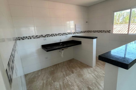 Duplex à venda com 2 quartos, sendo 1 suíte, apenas 400m Mar