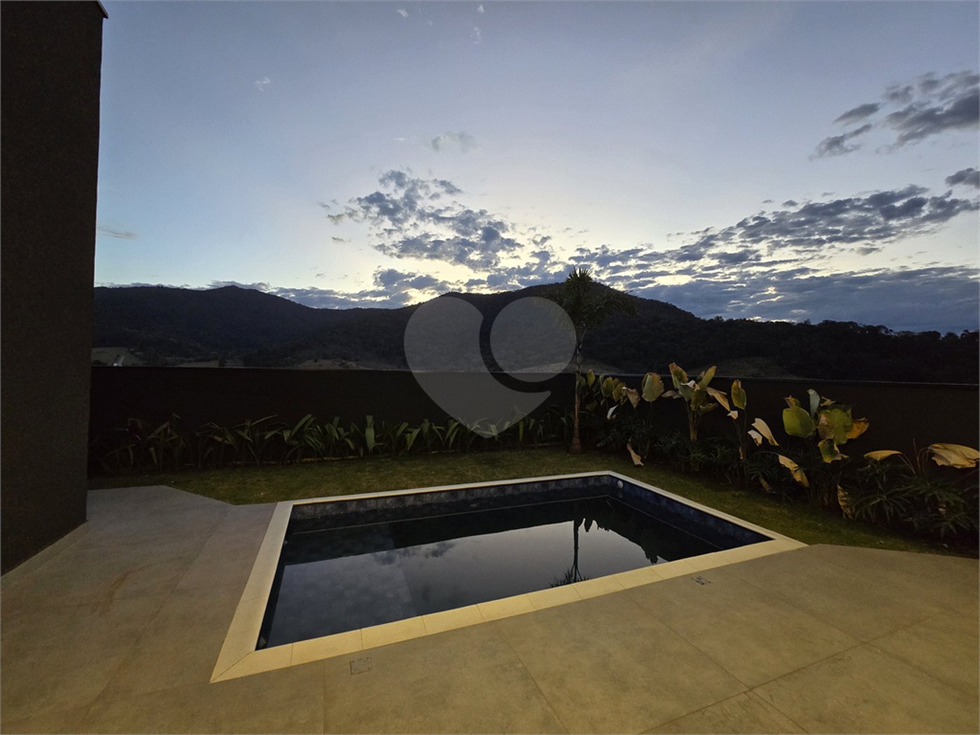 Maravilhosa Casa térrea em condomínio fechado no Portal Lamis, com 3 suítes, piscina privativa e persianas elétricas em excelente condomínio com salão de festas, piscina, quadras de tênis, beach tênis e campo de futebol. Vista cinematográfica da Pedra Grande.