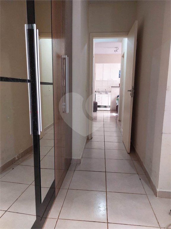 Apartamento no Condomínio Mont Vernon .