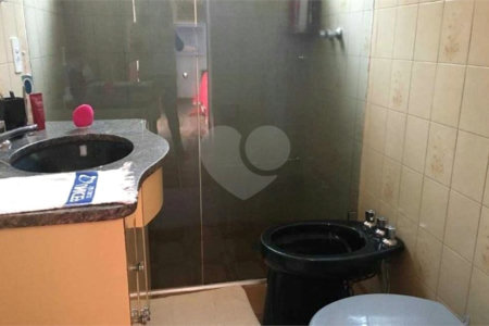 Casa térrea com 3 dormitórios, sendo 2 suítes.