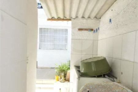 Casa à venda no Campo Belo de 200 metros quadrados, com 3 casas no terreno.