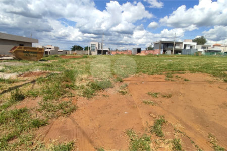 Lote à Venda em São Carlos, no Condomínio Villeneuve I