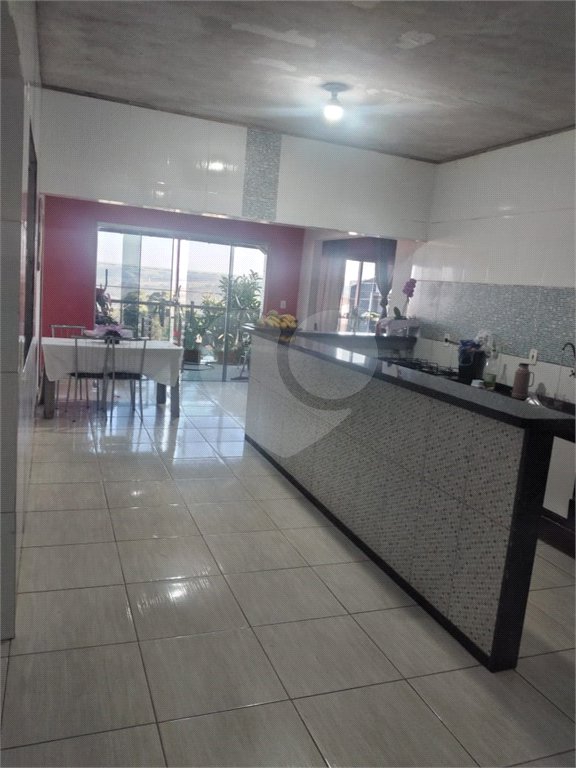 Sobrado 3 quartos e área comercial em baixo.