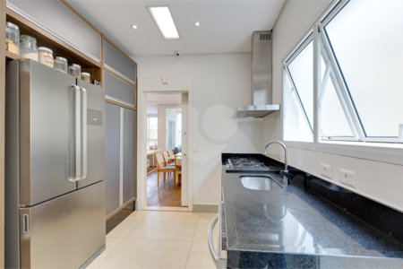 Casa à venda com 4 quartos, sendo 2 suítes, no condomínio Bristol Village, São Paulo - SP