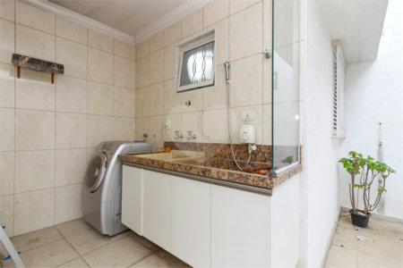 Casa Sobrado à venda com 342 m², 3 dormitórios, sendo 2 suítes, 4 vagas na Vila Mariana - São Paulo.