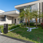 Indaiatuba - SP - Condominio Dona Lucilla - Valor R$2.295.000,00 - 3 suítes + escritório + lavabo - Terreno: 300m2 - Construção: 188m2 - Diferenciais - Móveis planejados no escritório, sala de TV, lavabo, cozinha, área gourmet, lavanderia, banheiros e closet - Ar condicionado em todos os ambie