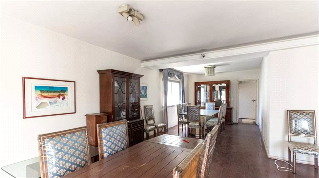 Este elegante apartamento em Higienópolis oferece 224m² de área muito bem distribuída, perfeito para quem valoriza conforto