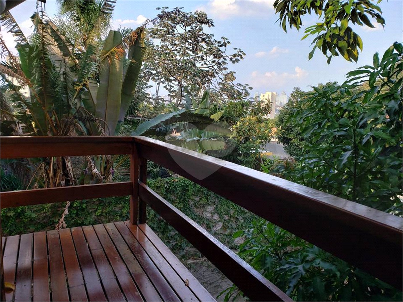 CASA COM 250m² 5 QUARTOS SENDO 3 SUITES COM 3 VAGAS