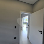Maravilhosa Casa térrea em condomínio fechado no Portal Lamis, com 3 suítes, piscina privativa e persianas elétricas em excelente condomínio com salão de festas, piscina, quadras de tênis, beach tênis e campo de futebol. Vista cinematográfica da Pedra Grande.