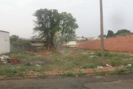 Terreno com 2.201,56 m² de área total.