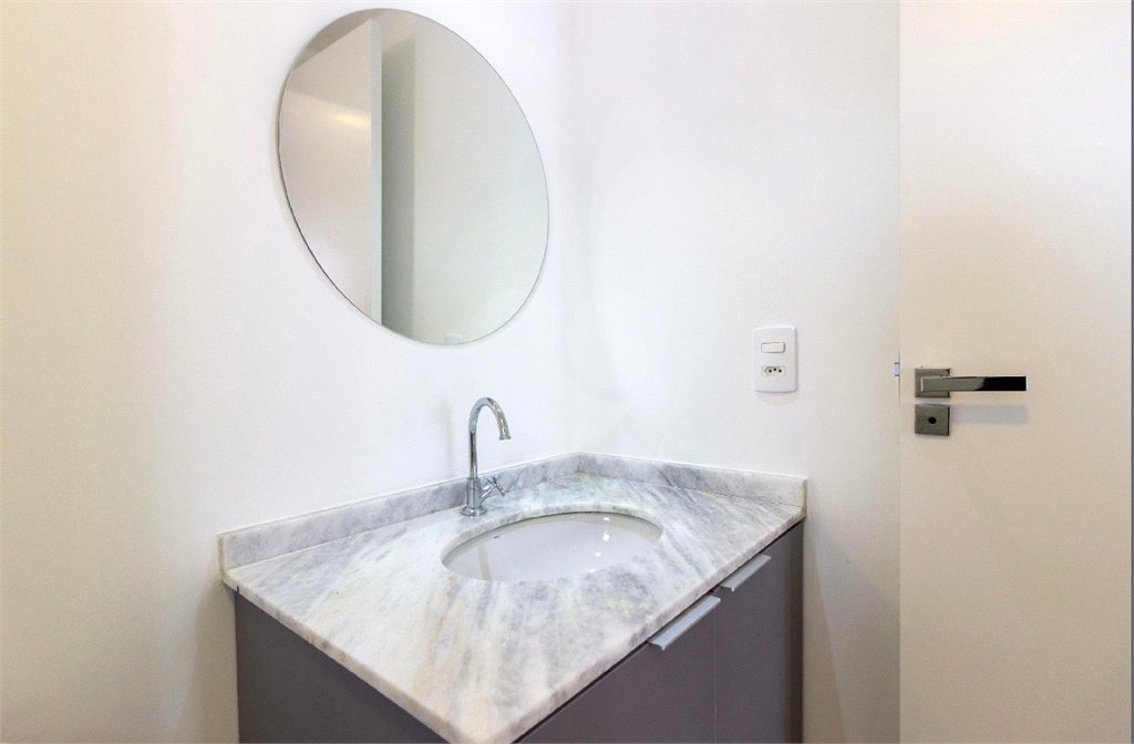 Apartamento a venda com 1 dormitório, sala com varanda e próximo ao metrô Vila Madalena.