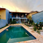 Casa à venda em Atibaia com 5 dormitórios (1 suíte), piscina e área gourmet, 2 vagas garagem, avalia permuta e financiamento