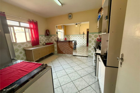 Casa térrea com piscina e 3 quartos.