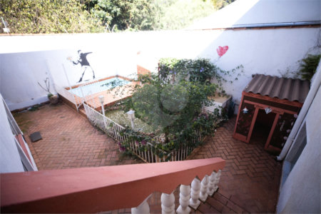 Casa com 4 Dormitórios e área de lazer com piscina