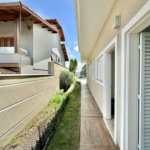 Casa em condomínio Impecável, 4 dorms / 2 suítes, varanda gourmet, piscina, 3 lareiras