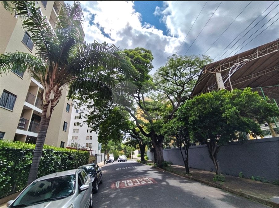 Apartamento á venda no centro com dois dormitórios e sacada.