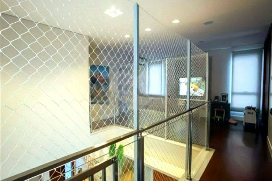 Casa de Alto Padrão em Condomínio com 4 suítes.