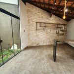 Casa Antiga, Charmosa e Muito Bem Localizada no Condomínio Faber Castell I á venda