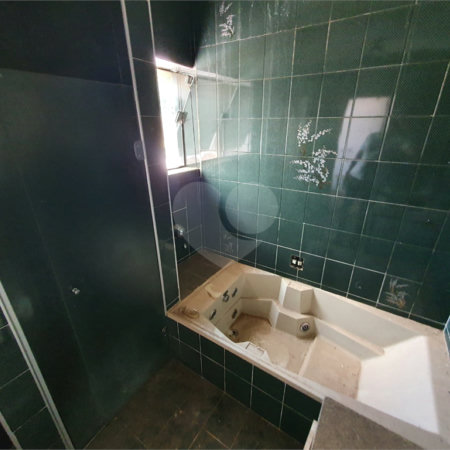 Casa térrea com 5 dormitórios, sendo 2 suítes.