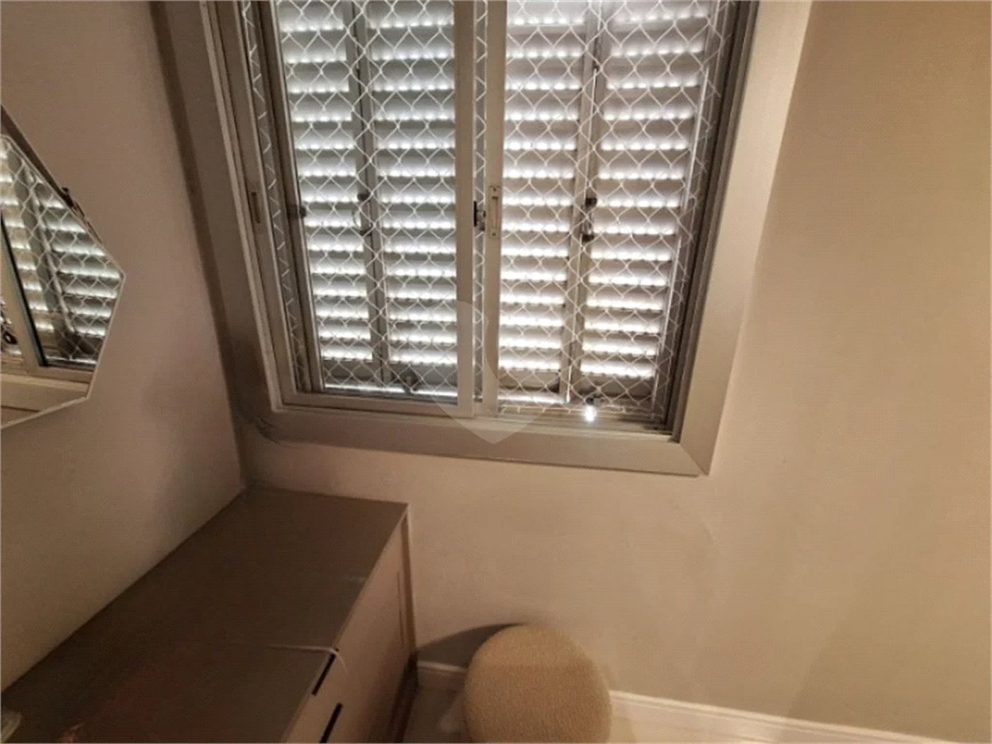 Apartamento totalmente mobiliado com 2 dormitórios, 1 vaga