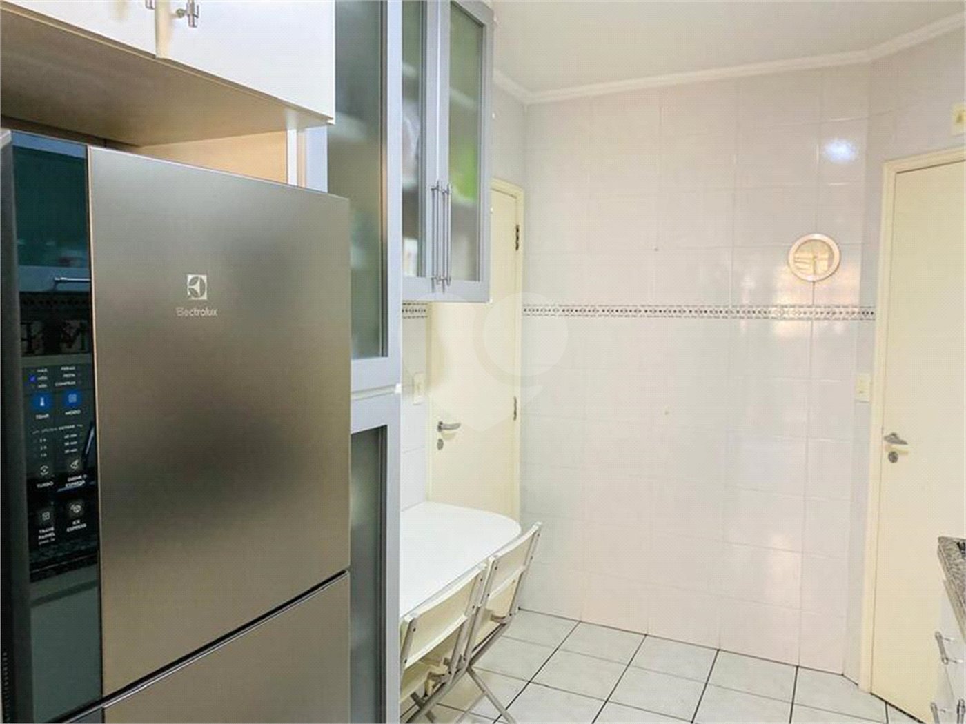 Apartamento de 03 dormitórios sendo 1 suíte e 02 vagas de garagem.
