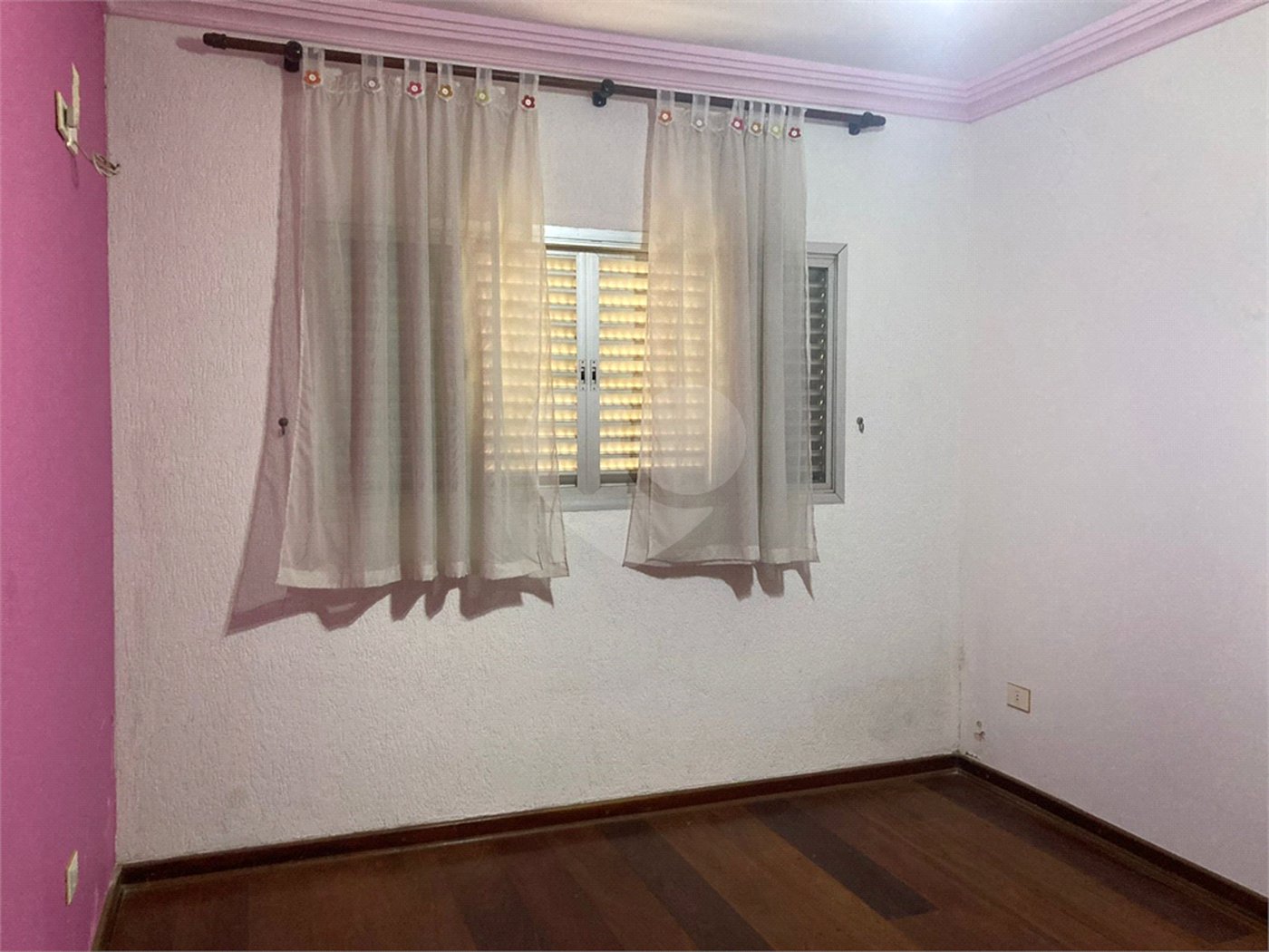 Casa Térrea com Acabamento em Tijolo Aparente e Quintal Amplo - Próximo ao Shopping Iguatemi
