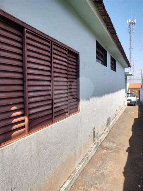 Casa térrea com 2 dormitórios, sendo 1 suíte.