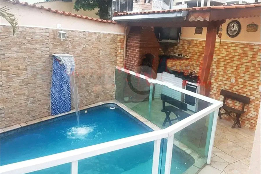 Sobrado Moderno à Venda na Pedra Branca, 3 Dormitórios, 1 Suíte, Piscina