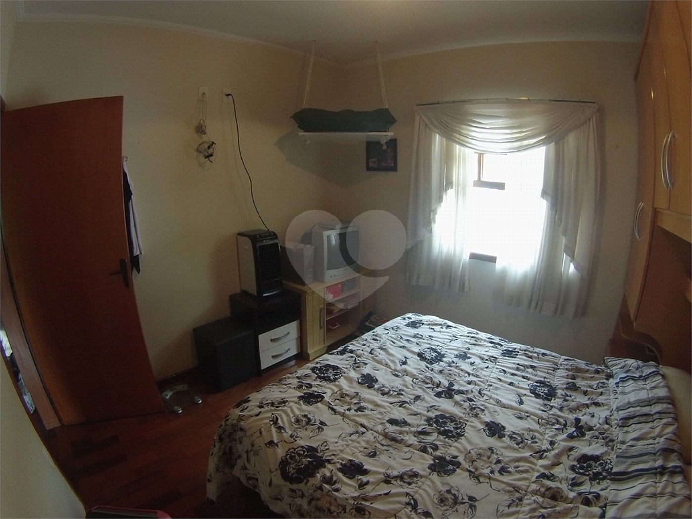 Sobrado com 4 quartos sendo 2 suítes.