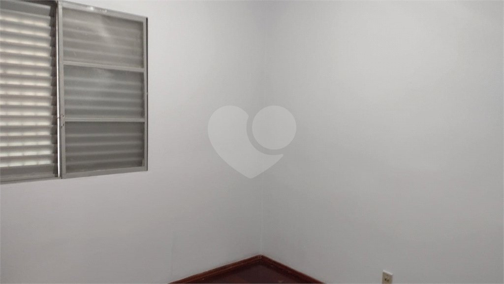 Apto com 2 dormitórios, dois banheiros , e uma garagem.