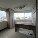SALA COMERCIAL DE 90 M² COM 12 BAIAS, SALA DE REUNIÃO, AR-CONDICIONADO CENTRAL E 2 VAGAS!