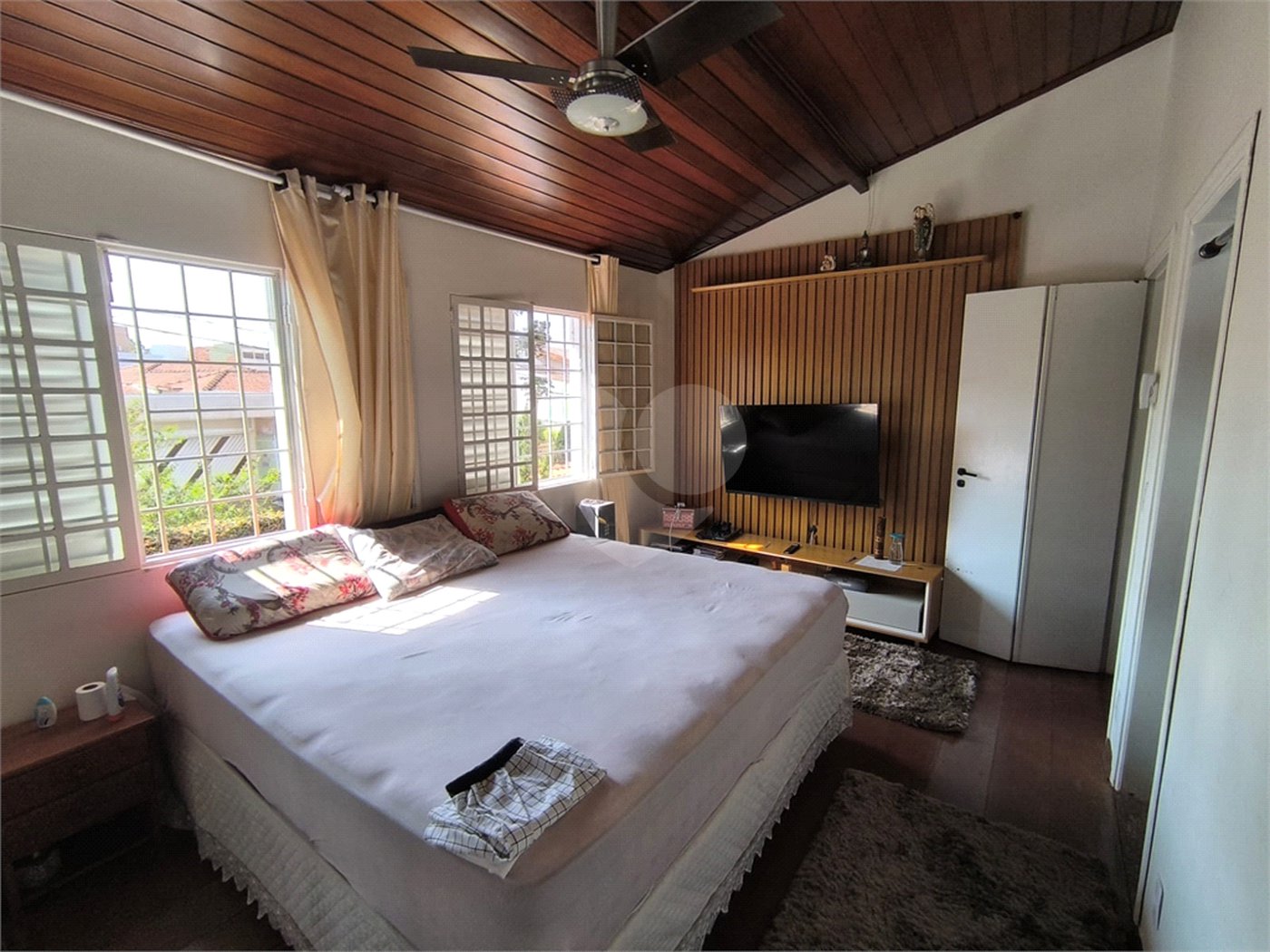 Casa à Venda no Santa Marta com 3 Suítes e Piscina