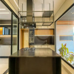 Indaiatuba - Condominio Sapezal - R$ 2.400.000,00 - Área Total 360,00 m² - Área Construída 213,32 m² - TÉRREA - 03 suítes sendo a master com closet; - Escritório; Lavabo; Cozinha com cooktop e planejados; Gourmet com churrasqueira; Ambientes preparados para ar condicionado; Piscina com cascata,
