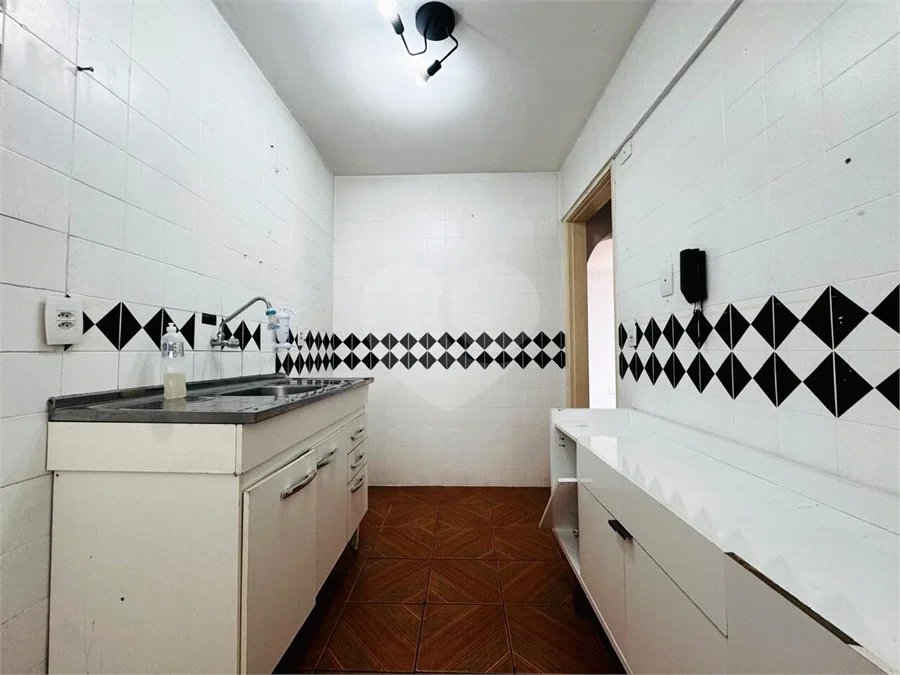 Vende-se Apartamento de 2 Quartos com Sacada na Vila Mascote