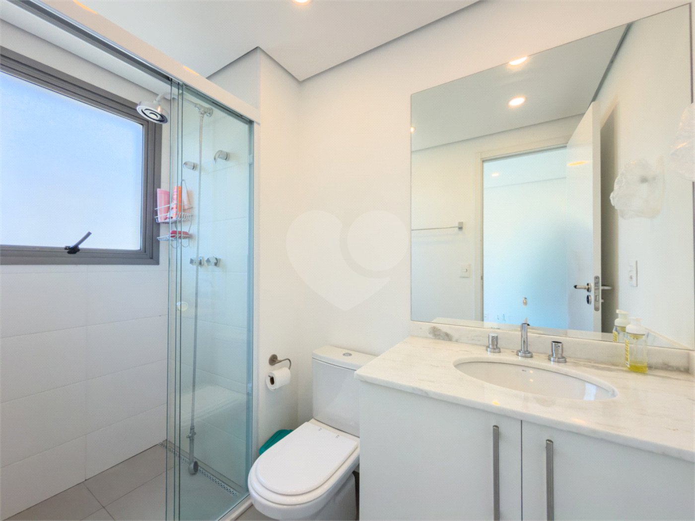Apartamento de 03 dormitórios sendo 02 suítes com 02 vagas de garagem.