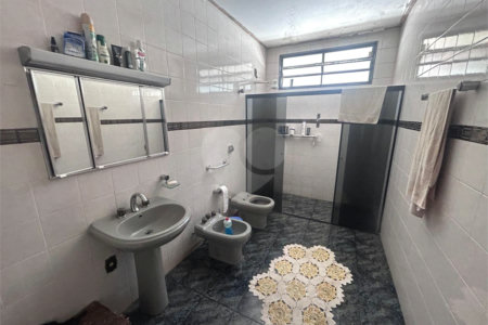 Casa espaçosa e confortável em um bairro tranquilo a venda.
