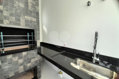 Belíssima Casa à Venda no Condomínio Damha IV