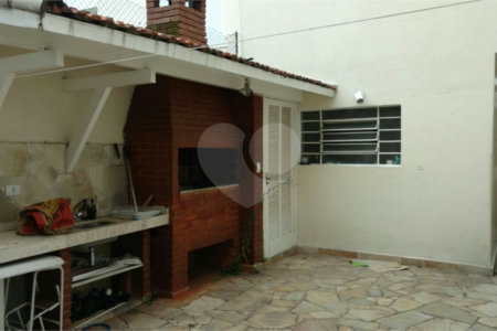 Sobrado à venda no Brooklin de 210m² com 3 dormitórios, 1 suíte com closet e hidro e 2 vagas.