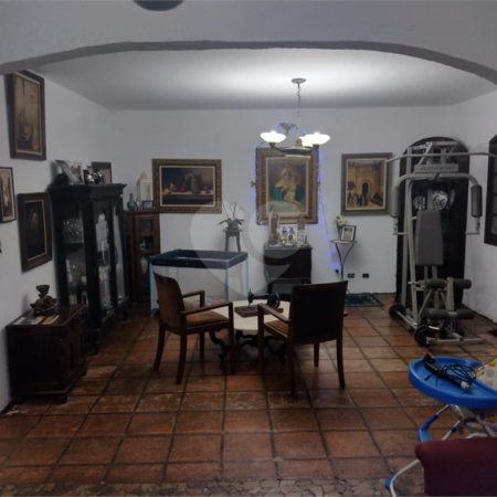 Casa à venda na Vila Mariana de 300 metros quadrados, com 3 dormitórios, 1 suíte e 2 vagas.