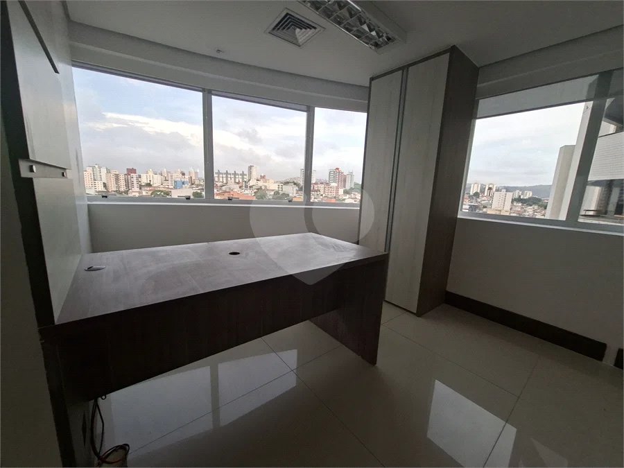 SALA COMERCIAL DE 90 M² COM 12 BAIAS, SALA DE REUNIÃO, AR-CONDICIONADO CENTRAL E 2 VAGAS!