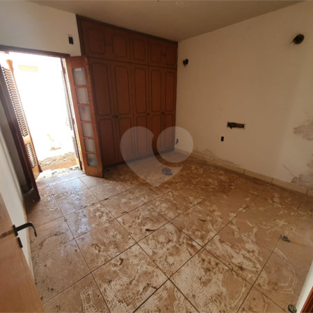 Casa térrea com 5 dormitórios, sendo 2 suítes.