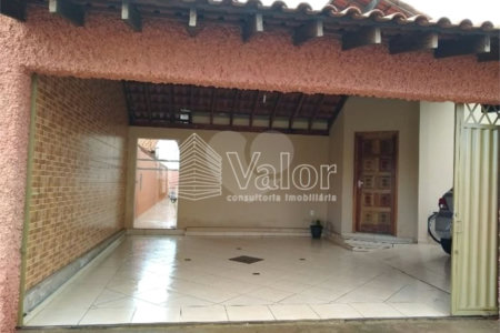 Casa Térrea com 3 dormitórios, sendo 1 suíte.