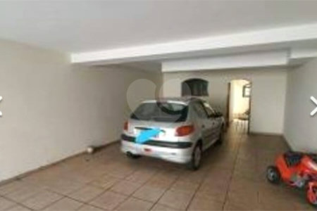 Casa com 205m² , 3 dormitórios , sendo todos suítes , 5 vagas , á venda no bairro Bangú em Santo André.