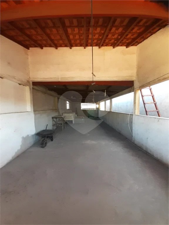 Casa com 250m², 4 dormitórios, 2 vagas.