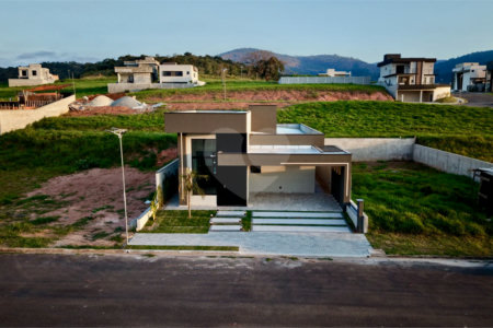 Casa térrea 3 dormitórios (3 suítes), espaço gourmet, piscina, 2 vagas garagem, condomínio fechado com ampla área lazer