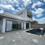 Casa de Alto Padrão à Venda – Condomínio Terra Magna | Indaiatuba/SP - Sofisticação, conforto e funcionalidade. Este magnífico sobrado possui 300 m² de área construída em um terreno de 420 m², com ambientes amplos, integrados e acabamentos de alto padrão. Destaques do imóvel - 4 dormitórios, sendo 3