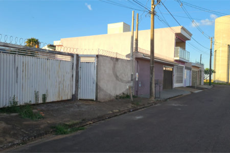 Terreno murado com portão e concertina no Jardim Embaré,