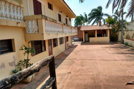 Casa Térrea com 3 dormitórios, sendo 1 suíte.