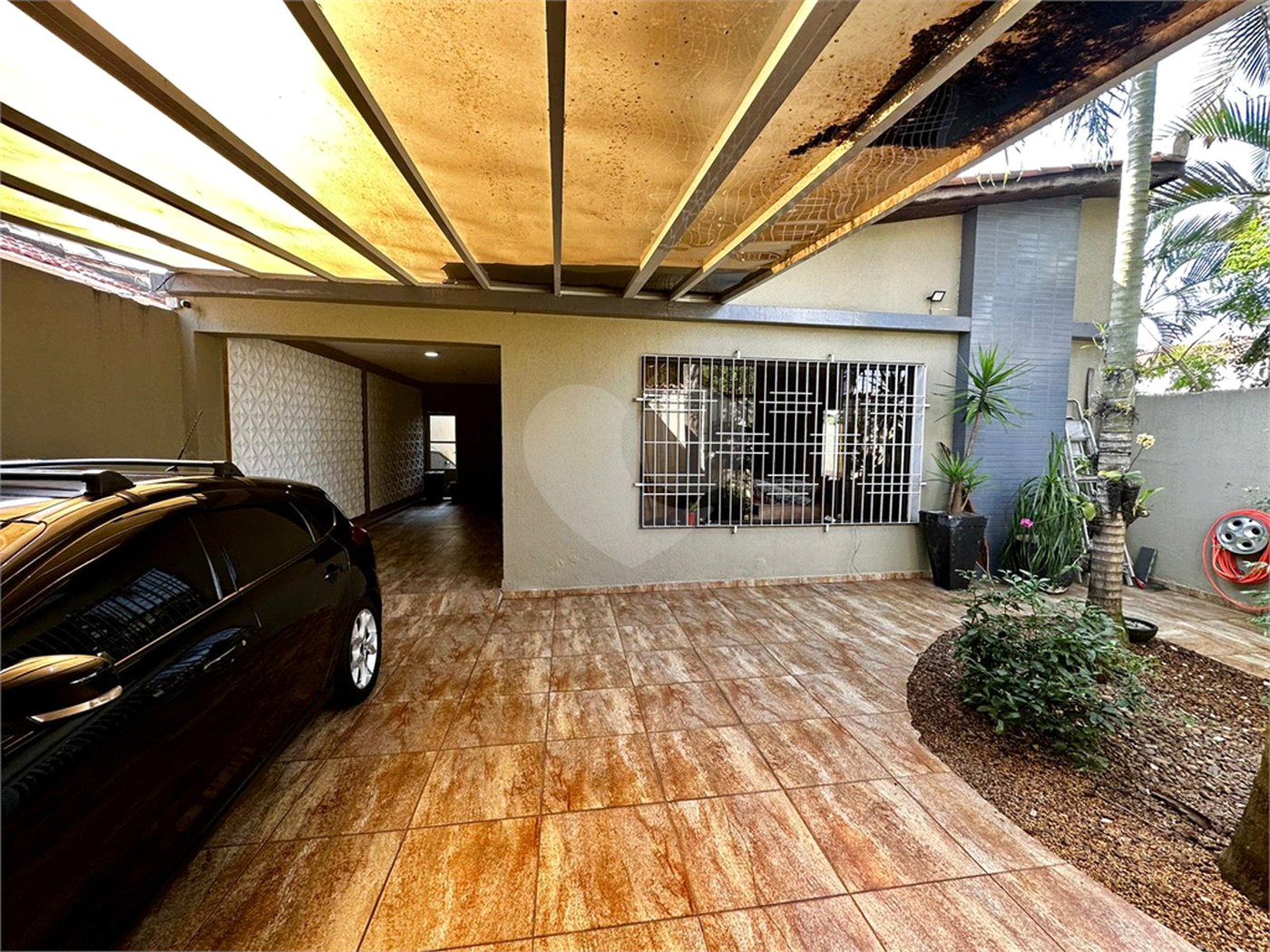 Casa com Piscina e Churrasqueira | 2 Suítes | Edícula | 3 Vagas | 275m²