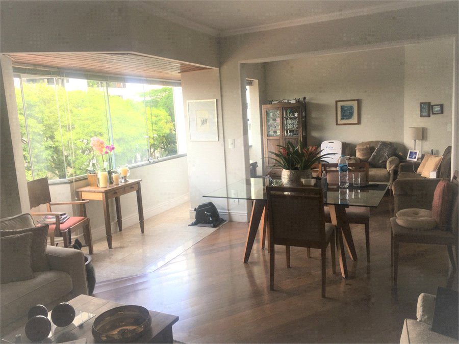 Campo Belo: Elegante Apartamento de 113 m² com Suíte e 2 Vagas em Localização Privilegiada